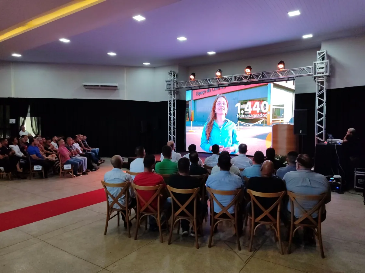 Evento corporativo com telão LED e estrutura box truss completa